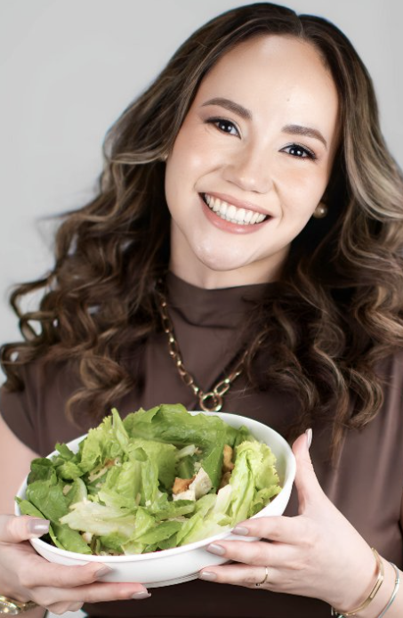 Gabriela Barahona sonriendo y sosteniendo un bowl de ensalada